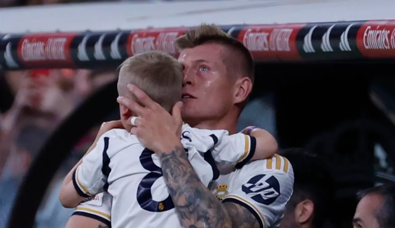 Kroos, emocionado al abrazar a uno de sus hijos