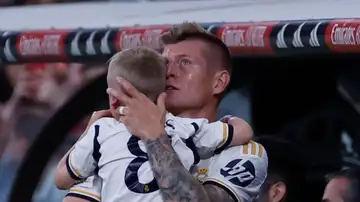 Kroos, emocionado al abrazar a uno de sus hijos