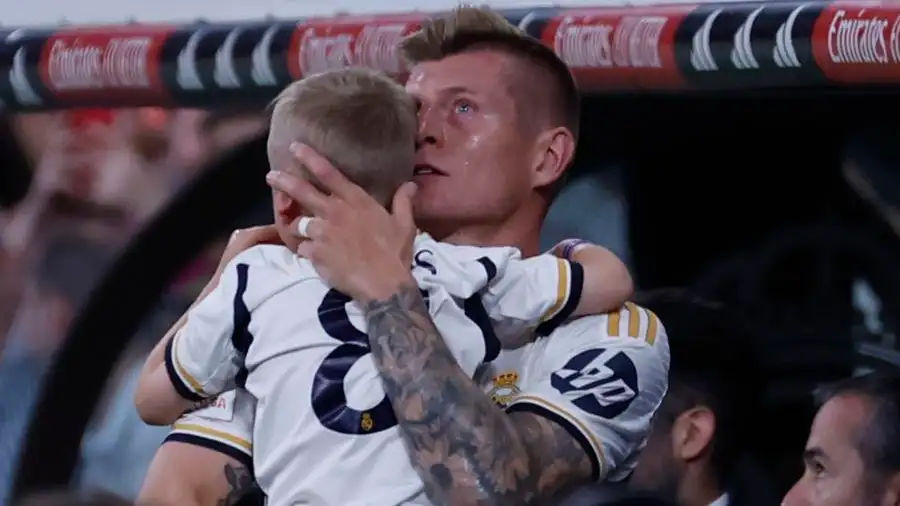 Kroos, emocionado al abrazar a uno de sus hijos
