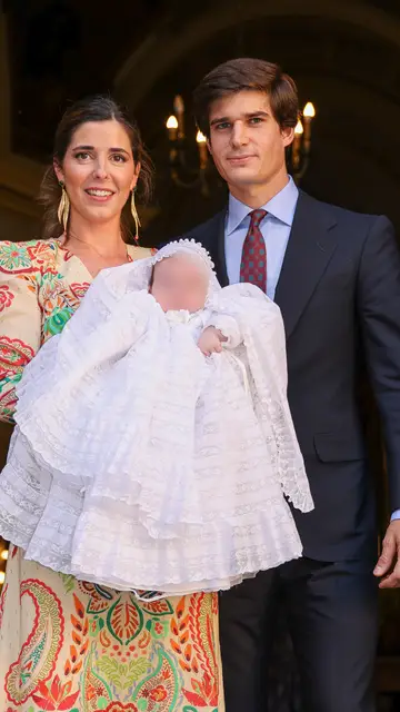 Carlos Fitz-James Stuart y Belén Corsini en el bautizo de su hijo Carlos Fitz-James Stuart y Belén Corsini en el bautizo de su hijo