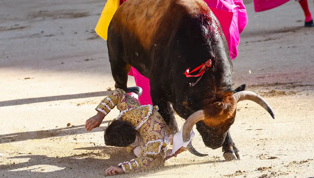 Cayetano Rivera, arrollado por un toro en Las Ventas