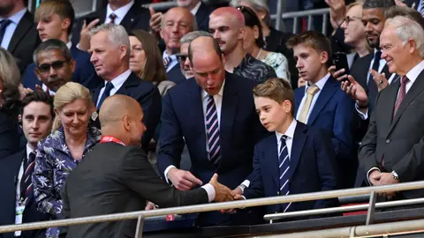 El príncipe George estrechando la mano a Pep Guardiola junto al príncipe Guillermo El príncipe George estrechando la mano a Pep Guardiola junto al príncipe Guillermo