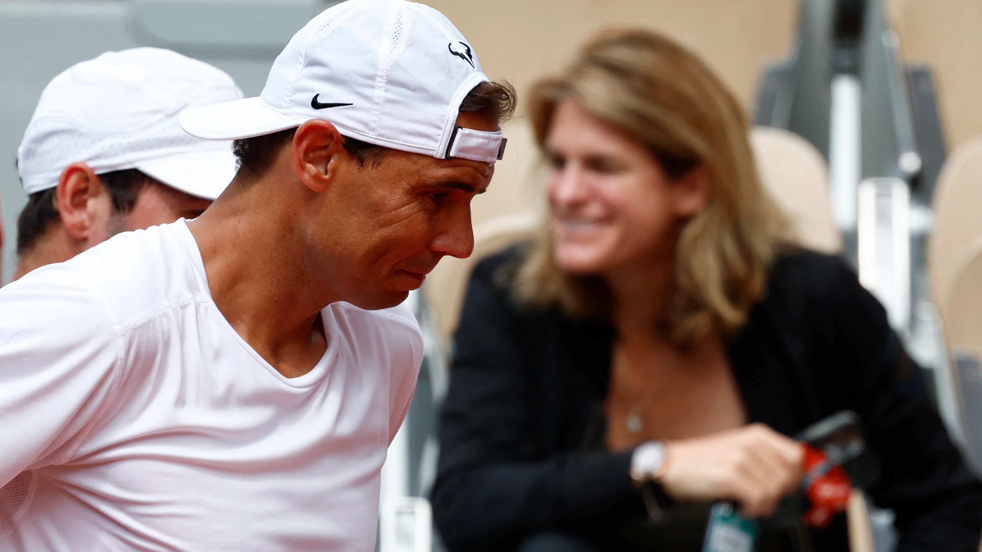 Rafa Nadal, con Amelie Mauresmo de fondo