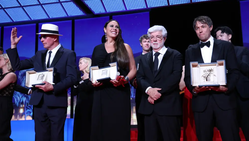 Karla Sofía Gascón junto a Jacques Audiard y George Lucas en Cannes