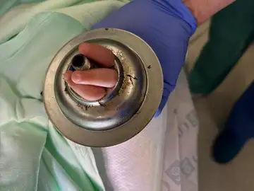 Imagen de la bebé con los dedos atrapados en el fregadero de la cocina Imagen de la bebé con los dedos atrapados en el fregadero de la cocina
