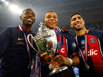 Kylian Mbappé, junto a Dembelé y Achraf 