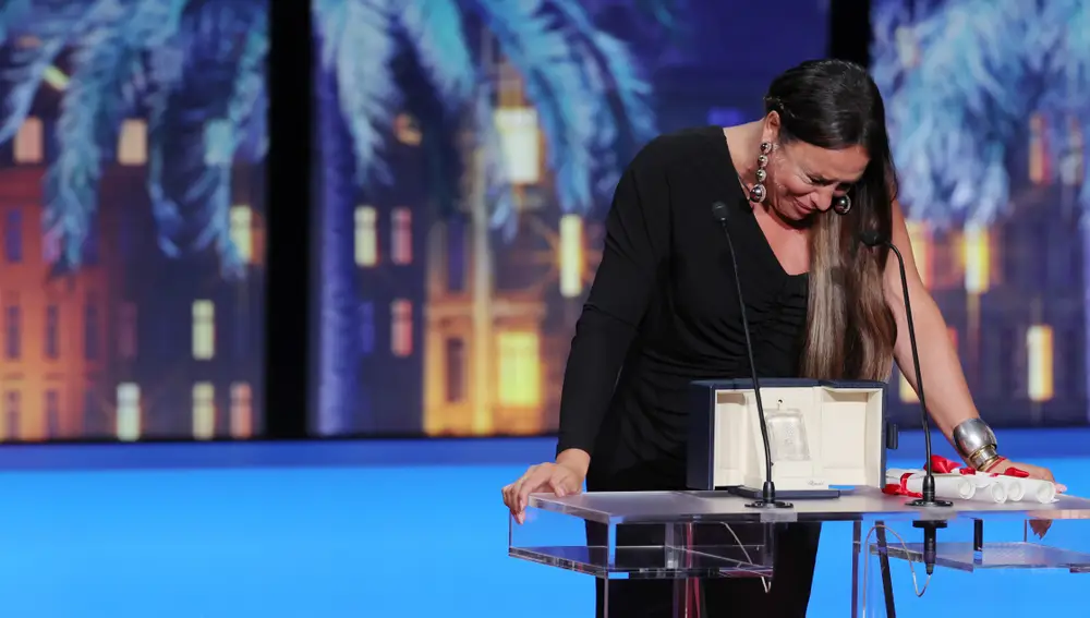Karla Sofía Gascón, emocionada tras ganar el premio a Mejor Actriz en el Festival de Cannes
