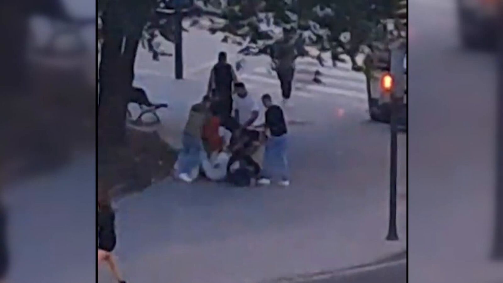 Brutal paliza multitudinaria a un joven en Valencia a la salida de una discoteca: 