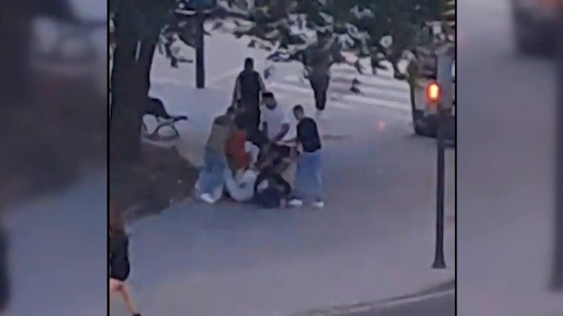 Brutal paliza multitudinaria a un joven en Valencia a la salida de una discoteca: "Llevamos 20 años aguantándolo" Brutal paliza multitudinaria a un joven en Valencia a la salida de una discoteca: "Llevamos 20 años aguantándolo"