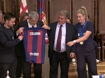 La incredulidad de Alexia Putellas cuando Jaume Collboni le arranca de las manos la camiseta del Barça