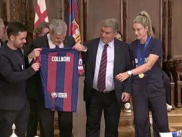 La incredulidad de Alexia Putellas cuando Jaume Collboni le arranca de las manos la camiseta del Barça La incredulidad de Alexia Putellas cuando Jaume Collboni le arranca de las manos la camiseta del Barça
