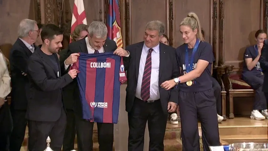 La incredulidad de Alexia Putellas cuando Jaume Collboni le arranca de las manos la camiseta del Barça La incredulidad de Alexia Putellas cuando Jaume Collboni le arranca de las manos la camiseta del Barça