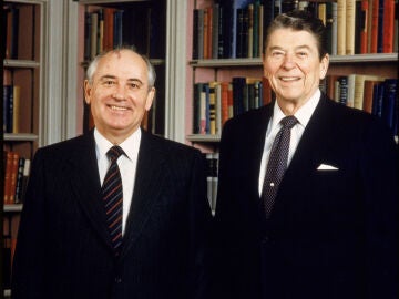 Ronald Reagan y Mijail Gorbachov