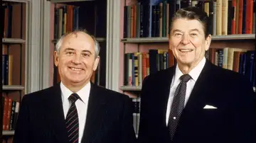 Ronald Reagan y Mijail Gorbachov