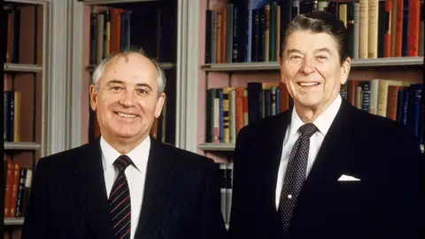 Ronald Reagan y Mijail Gorbachov Ronald Reagan y Mijail Gorbachov