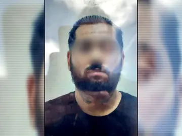 Identificado el asesino que huyó tras matar a un hombre en plena calle: "Están negociando una entrega pactada" Identificado el asesino que huyó tras matar a un hombre en plena calle: "Están negociando una entrega pactada"