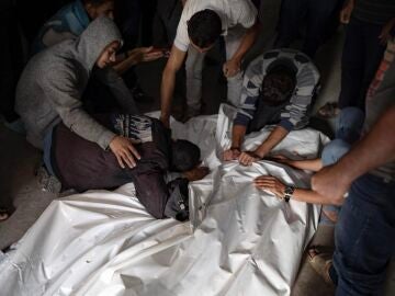 Palestinos con los cuerpos de las víctimas del último ataque israelí en Rafah