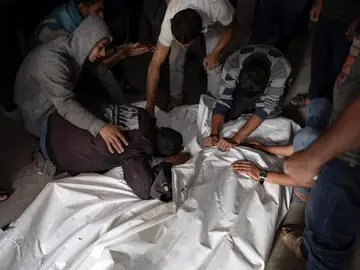 Palestinos con los cuerpos de las víctimas del último ataque israelí en Rafah Palestinos con los cuerpos de las víctimas del último ataque israelí en Rafah