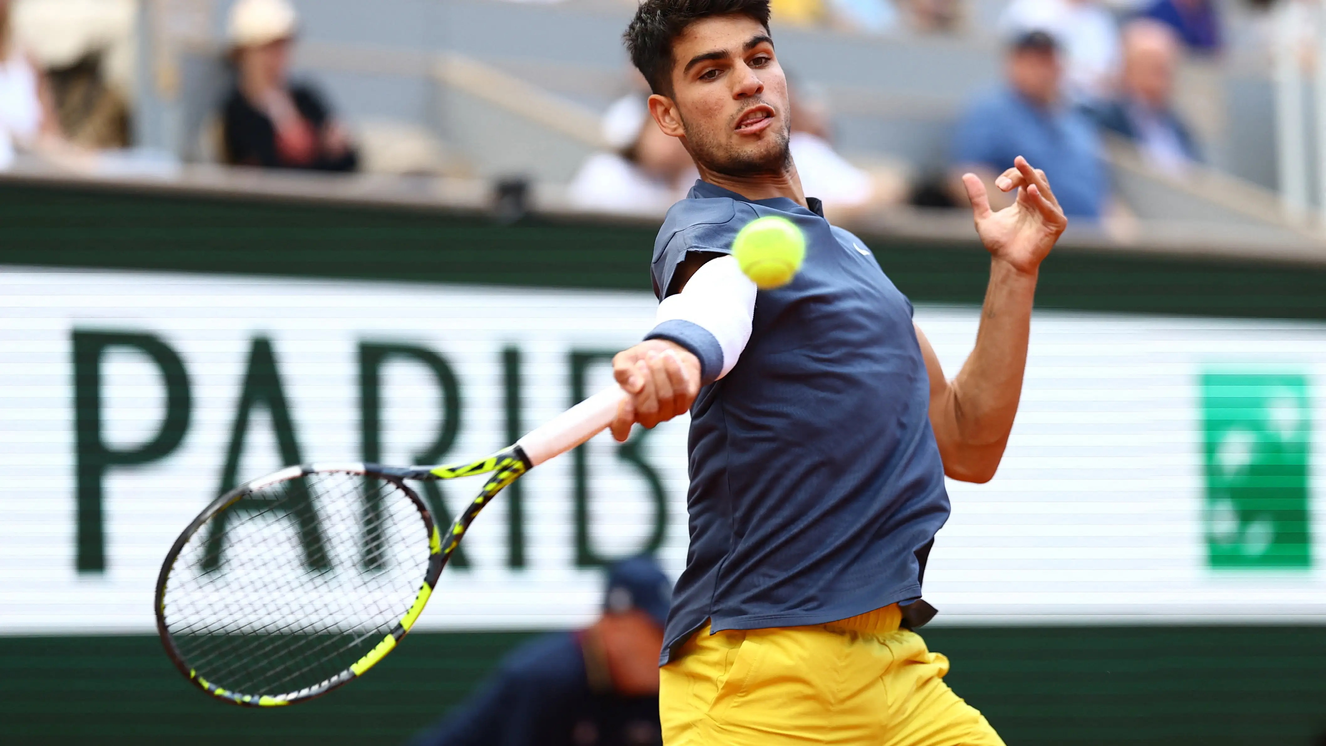 Carlos Alcaraz, en acción en su debut en Roland Garros 2024 Carlos Alcaraz, en acción en su debut en Roland Garros 2024