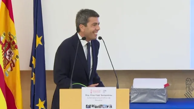 Mazón para su discurso y se pone a cantar por Julio Iglesias en un acto para un grupo de jubilados Mazón para su discurso y se pone a cantar por Julio Iglesias en un acto para un grupo de jubilados