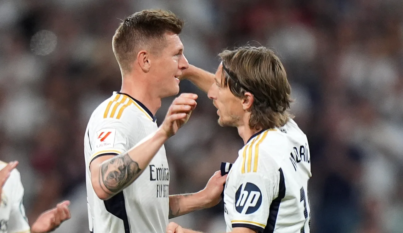 El último abrazo de Modric a Kroos en el Bernabéu