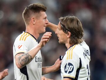 El último abrazo de Modric a Kroos en el Bernabéu