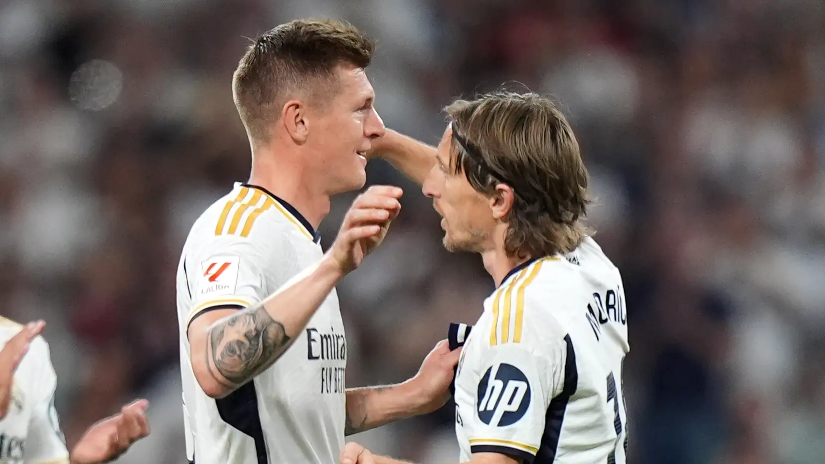El &uacute;ltimo abrazo de Modric a Kroos en el Bernab&eacute;u
