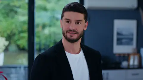 Asuman sorprende a Çağatay en la casa secreta en el próximo capítulo de Pecado Original Asuman sorprende a Çağatay en la casa secreta en el próximo capítulo de Pecado Original