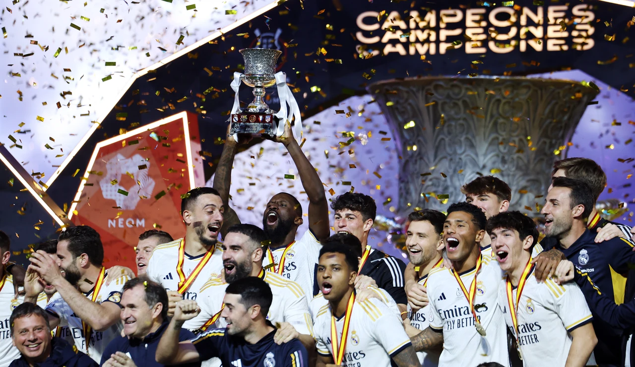 El Real Madrid levanta el trofeo como ganador de la Supercopa de España 2024