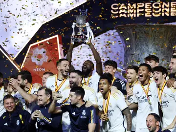El Real Madrid levanta el trofeo como ganador de la Supercopa de España 2024 El Real Madrid levanta el trofeo como ganador de la Supercopa de España 2024