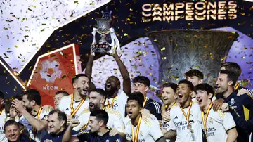 El Real Madrid levanta el trofeo como ganador de la Supercopa de España 2024