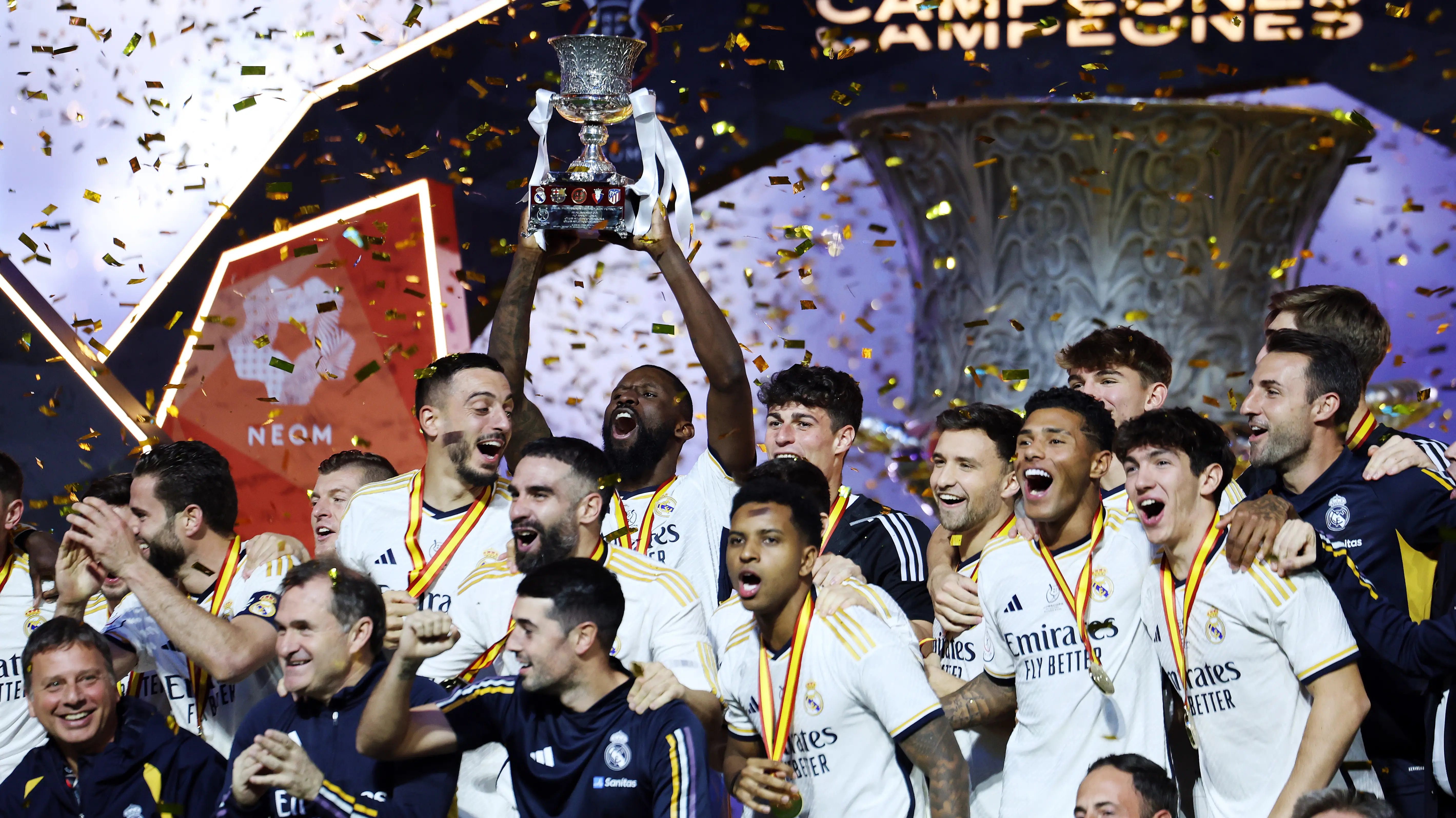 El Real Madrid levanta el trofeo como ganador de la Supercopa de Espa&ntilde;a 2024
