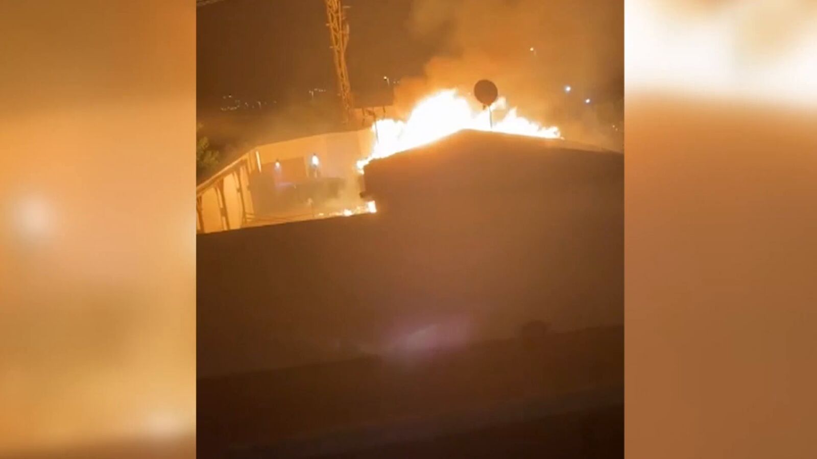 Vive en un coche después de que le hayan quemado la casa: 