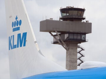 Avión operado por KLM en el aeropuerto Schiphol, Ámsterdam