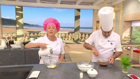 Vierte la leche y sigue montando hasta que quede integrada Vierte la leche y sigue montando hasta que quede integrada