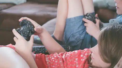 Un niño y una niña juegando a videojuegos. Un niño y una niña juegando a videojuegos.