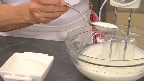 Pon las claras en un bol grande, móntalas con una batidora Pon las claras en un bol grande, móntalas con una batidora