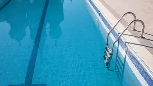 Imagen de archivo de una piscina vacía Imagen de archivo de una piscina vacía