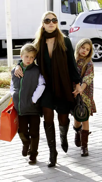 Genoveva Casanova y sus hijos cuando eran pequeños Genoveva Casanova y sus hijos cuando eran pequeños