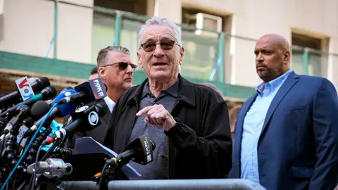 Robert De Niro carga contra Trump en las puertas del juzgado Robert De Niro carga contra Trump en las puertas del juzgado