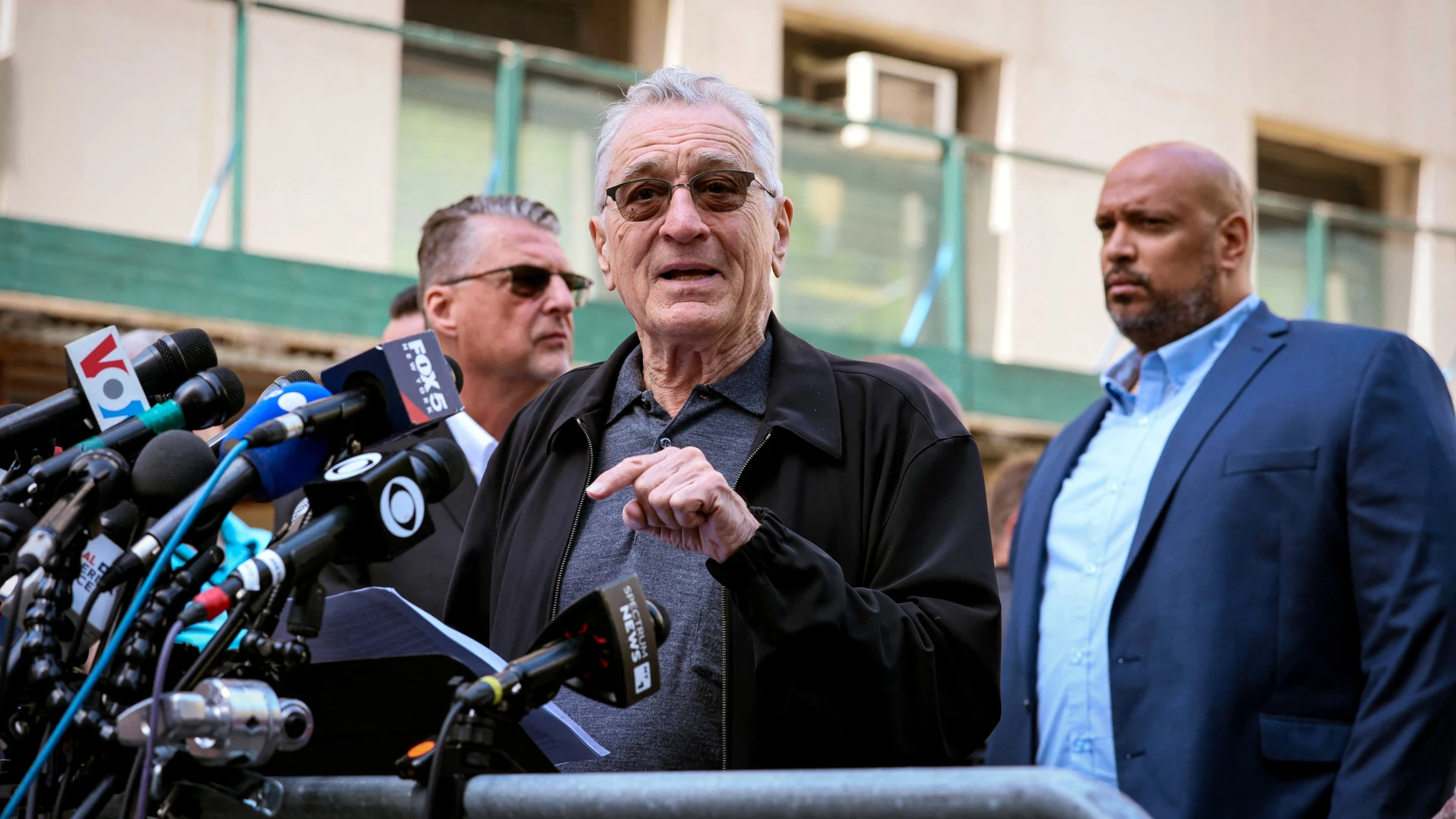 Robert De Niro carga contra Trump en las puertas del juzgado Robert De Niro carga contra Trump en las puertas del juzgado