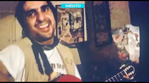 Las imágenes inéditas de Antonio Flores cantando y componiendo horas antes de fallecer su madre, Lola Flores Las imágenes inéditas de Antonio Flores cantando y componiendo horas antes de fallecer su madre, Lola Flores