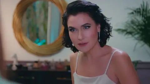 Ender hablando con Kumru Ender hablando con Kumru