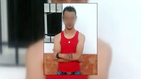 La hermana de 'El chumbo', el hombre que huyó de la casa de Campillos donde se había atrincherado: "No sé nada" La hermana de 'El chumbo', el hombre que huyó de la casa de Campillos donde se había atrincherado: "No sé nada"
