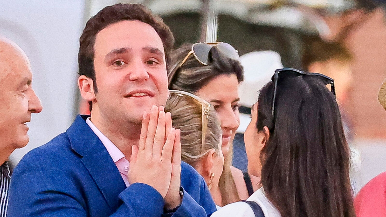 Froilán aclara quién es la chica que le acompaña: 