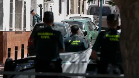 Agentes de la Guardia Civil frente a la casa de 'El Chumbo' Agentes de la Guardia Civil frente a la casa de 'El Chumbo'
