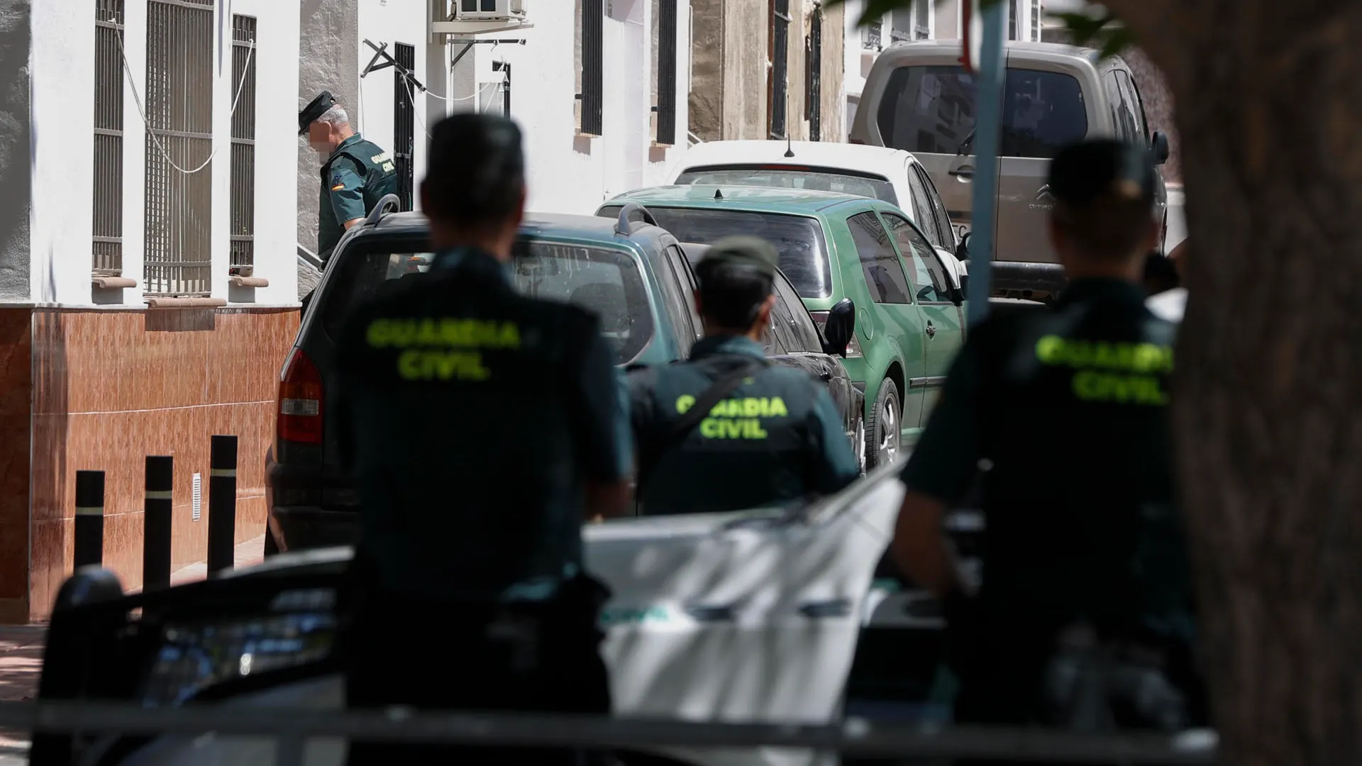 Agentes de la Guardia Civil frente a la casa de 'El Chumbo' Agentes de la Guardia Civil frente a la casa de 'El Chumbo'