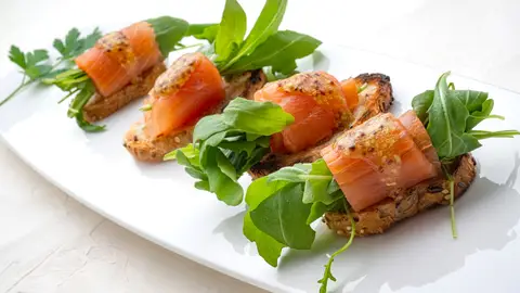 Un aperitivo barato, fácil y rápido que se prepara en 5 minutos: rollitos de salmón y rúcula, de Arguiñano