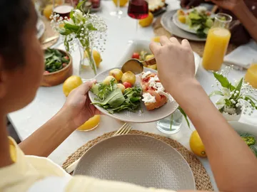 Persona comiendo Persona comiendo