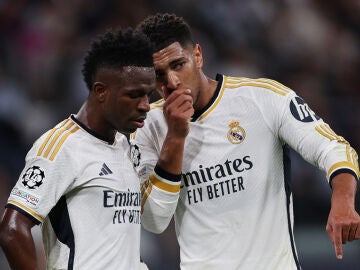Vinícius Jr y Jude Bellingham conversan durante un partido del Real Madrid